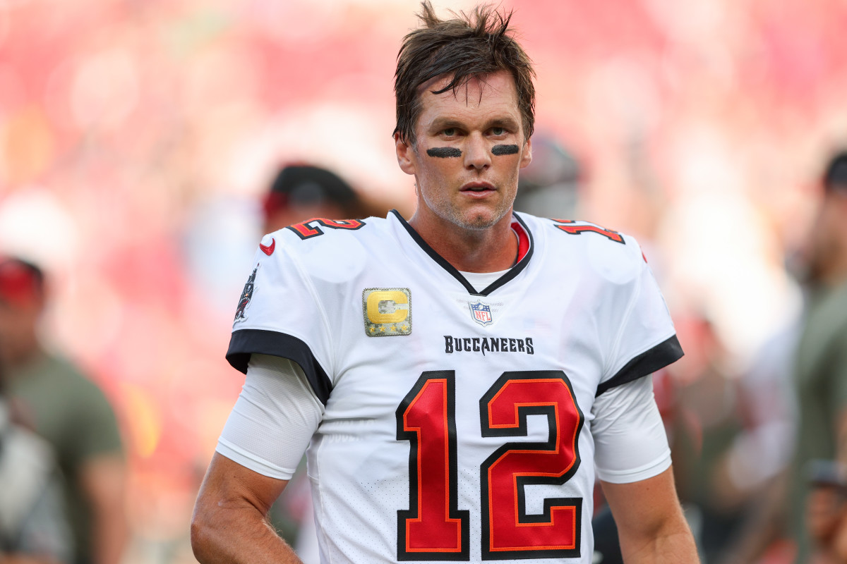 Buccaneers news: Tom Brady calls out haters using half-naked man