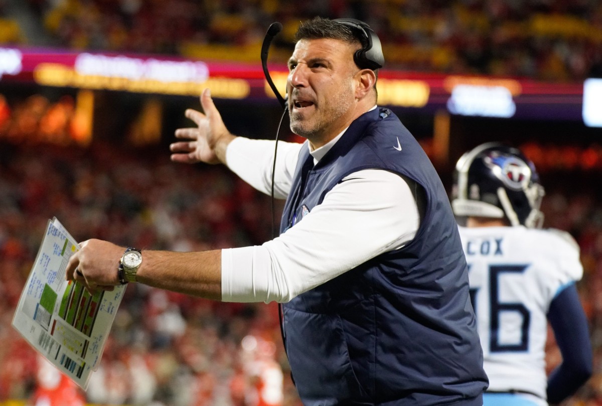 Tennessee Titans head coach Mike Vrabel argues with a ref during the third quarter at GEHA Field at Arrowhead Stadium Sunday, Nov. 6, 2022, in Kansas City, Mo. Nfl Tennessee Titans At Kansas City Chiefs