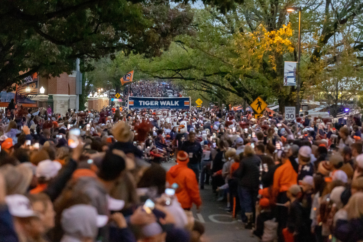 Auburn fans at Tiger Walk