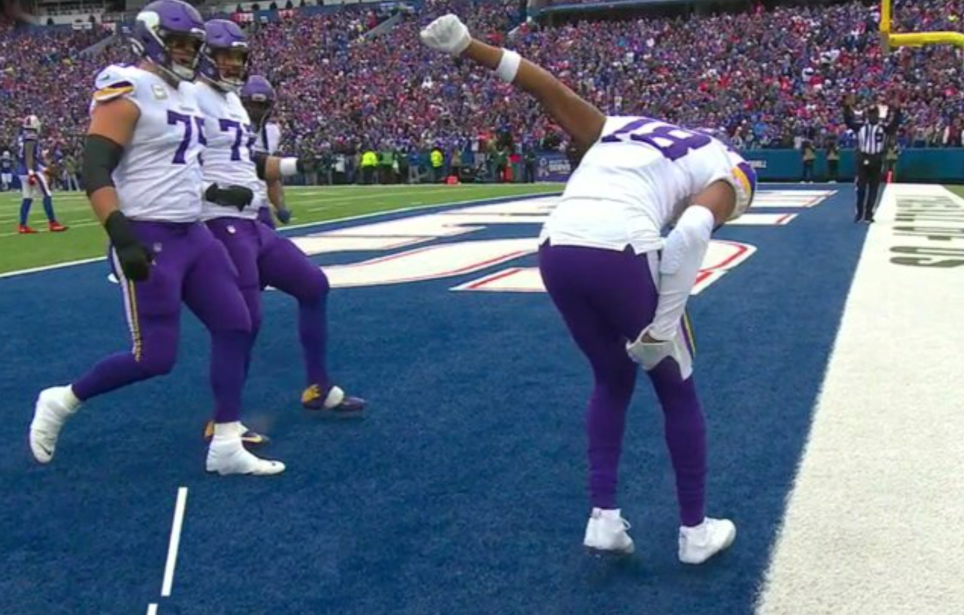 Justin Jefferson fakes hamstring injury during touchdown celebration