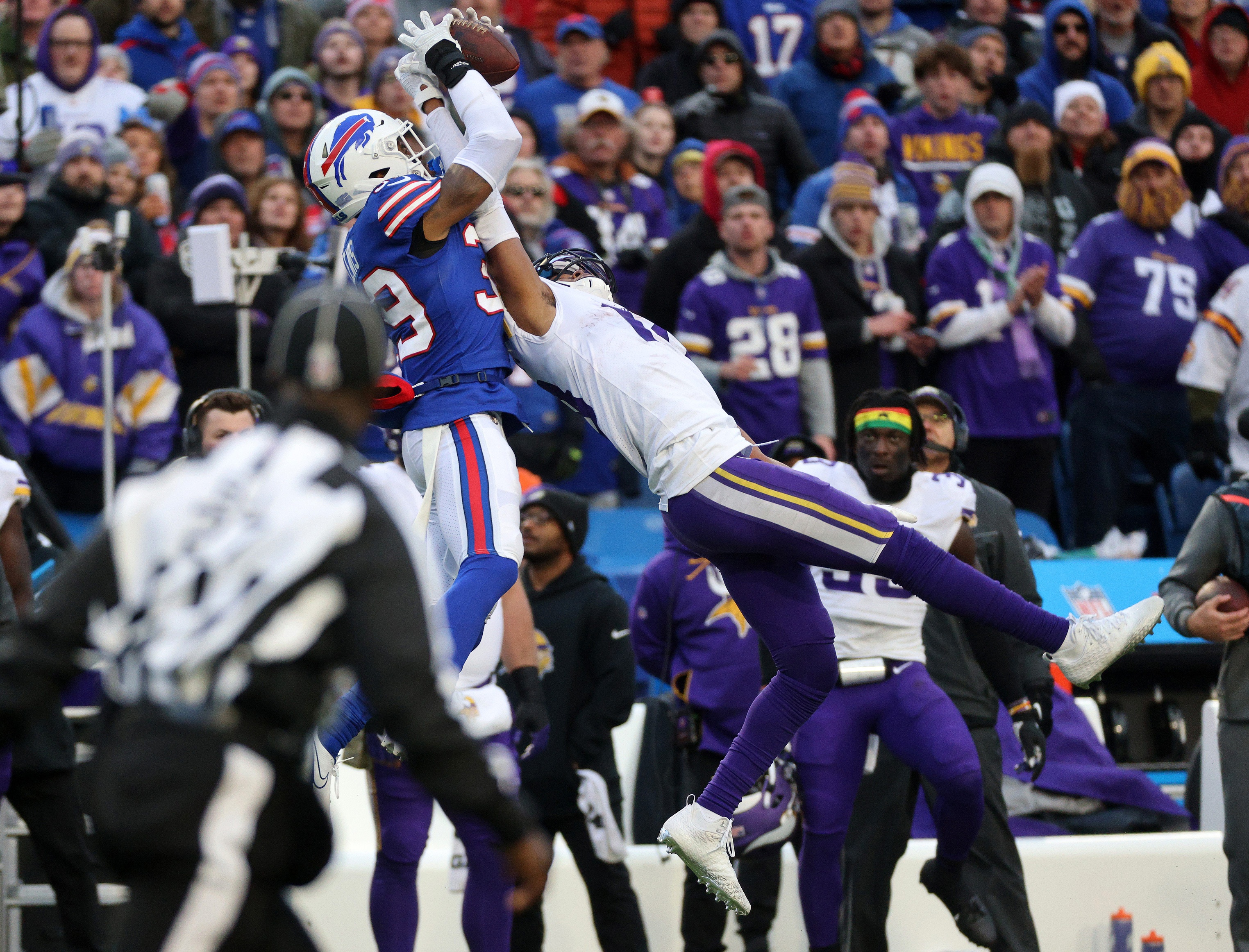 Vikings' Justin Jefferson Makes Amazing One-Handed Catch vs. Bills (Video)  - Sports Illustrated