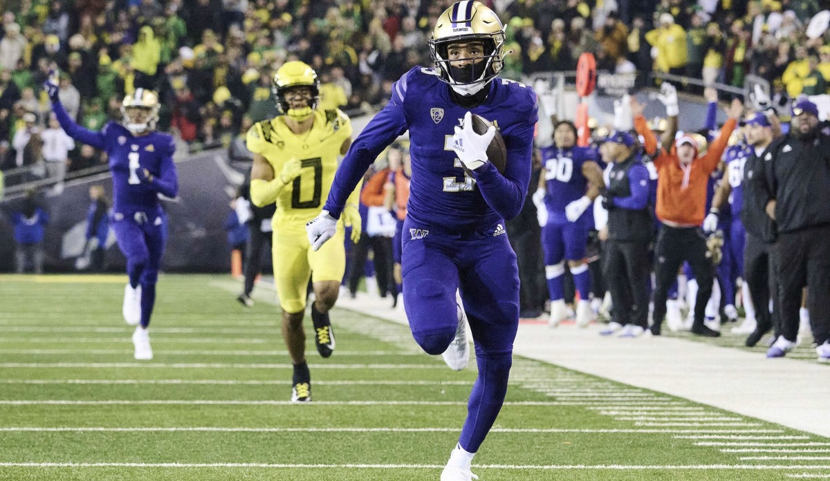 UW receiver Taj Davis speeds to the end zone with a 62-yard touchdown pass from Michael Penix Jr.