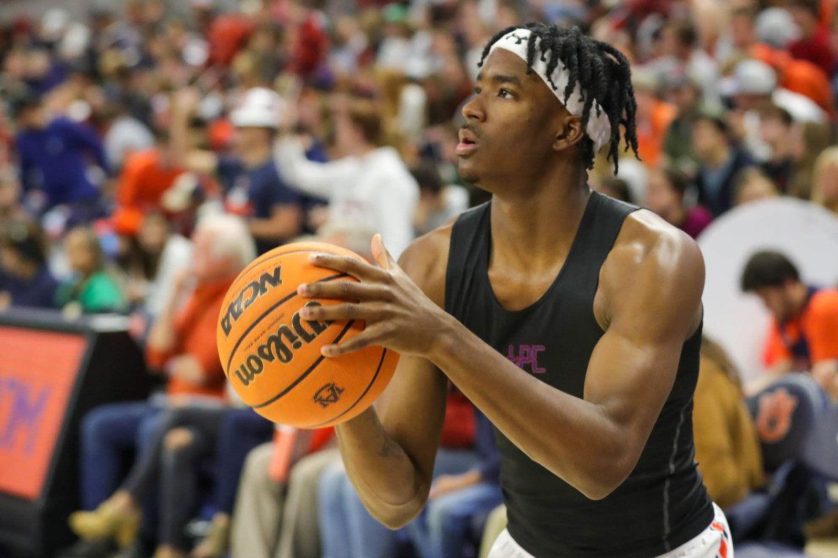 Chance Westry makes his Auburn basketball debut.