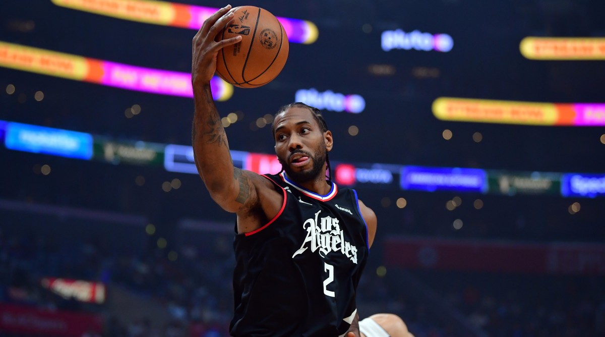 Clippers forward Kawhi Leonard (2) controls the ball during a game against the Pistons.