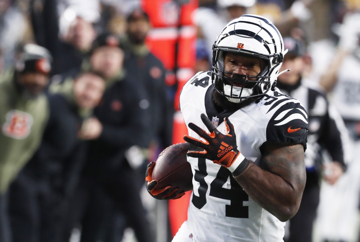 Bengals RB shares a moment with mom