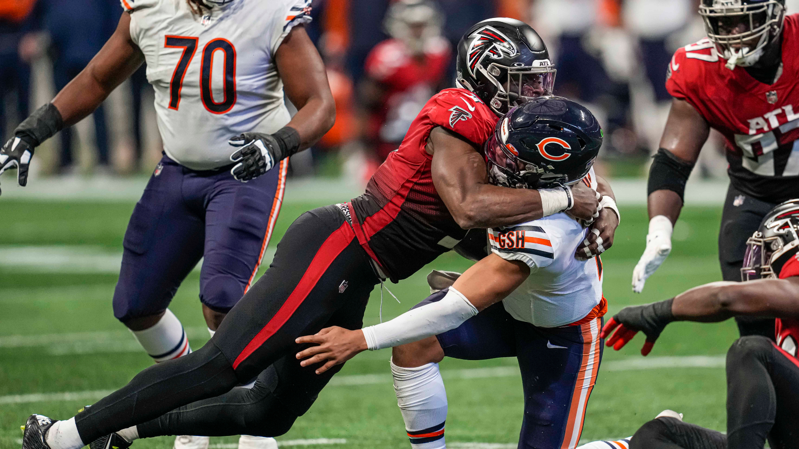 Justin Fields injury: Bears QB suffers foot injury in Week 16 - DraftKings  Network