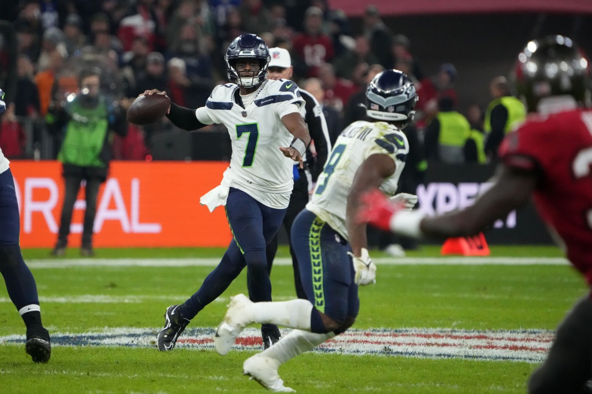 Seattle Seahawks QB Geno Smith Has Respectable Fear, Familiarity with Las  Vegas Raiders Defense - Sports Illustrated Seattle Seahawks News, Analysis  and More