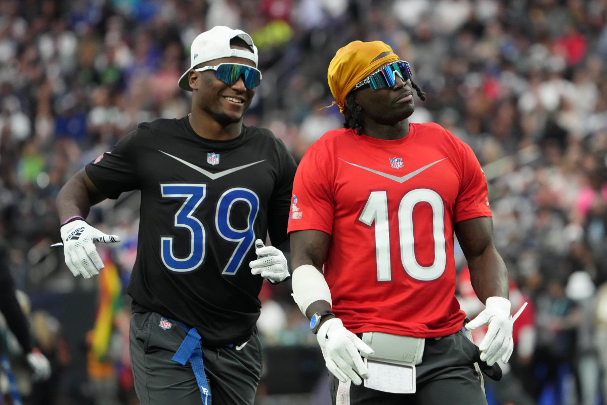 Jeremy Reaves runs besides Tyreek Hill at the Pro Bowl