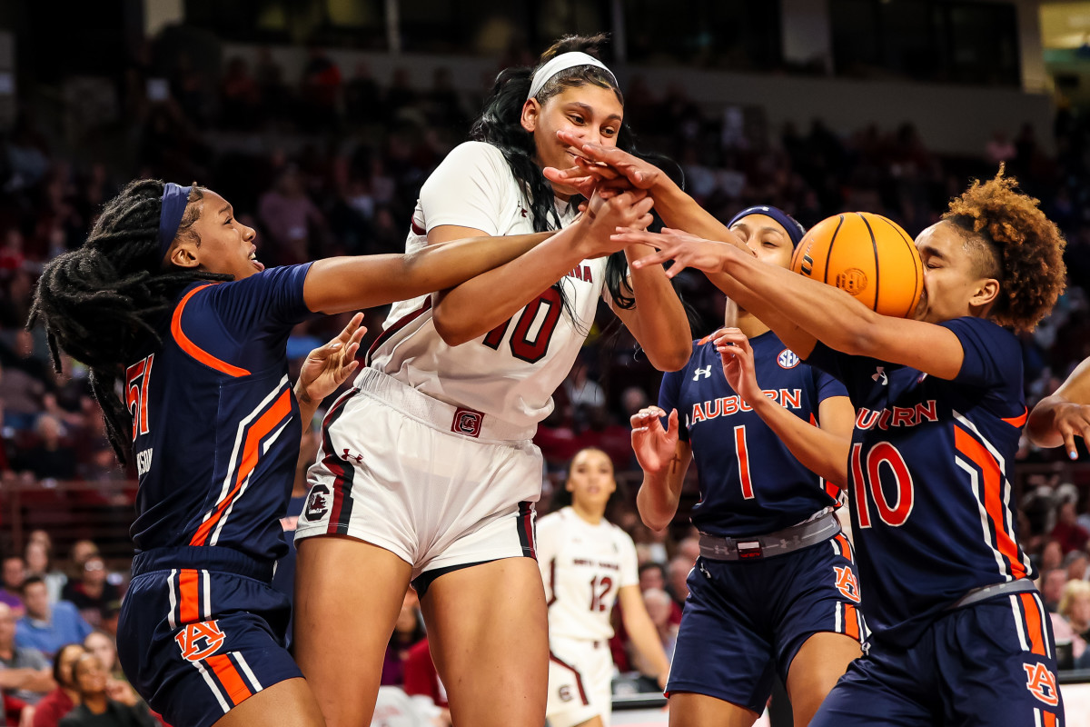 Kamilla Cardoso taking on a triple team from the Auburn Tigers last season (5th Jan., 2023)