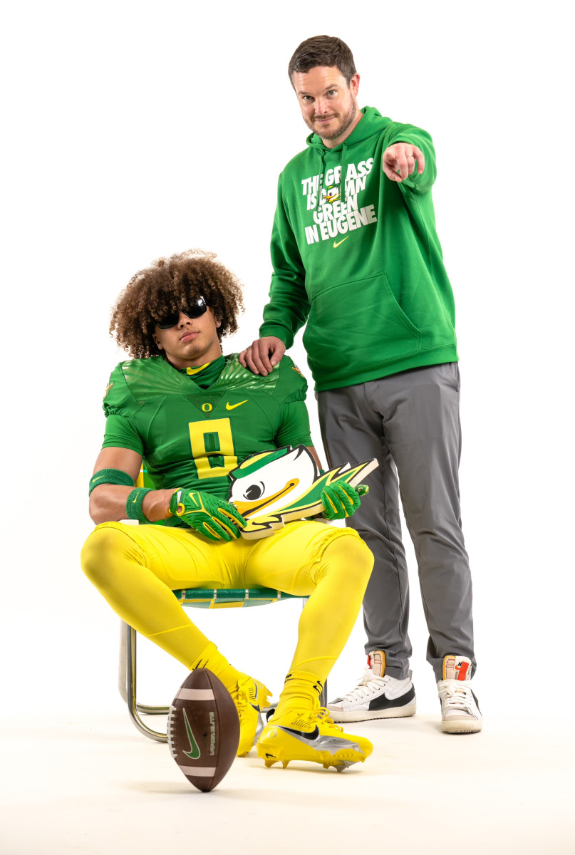 2025 EDGE Justin Hill poses with Oregon head coach Dan Lanning during a recruiting visit.