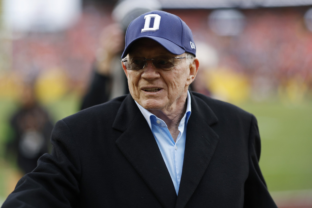 Jones before the Cowboys’ 38–10 win over the Commanders on Jan. 7, 2024.