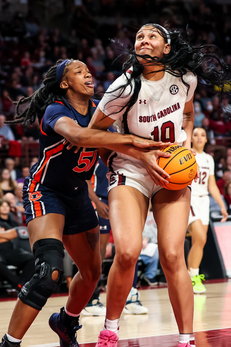 Kamilla Cardoso looking for an opening against Auburn in last season's matchup in Columbia (5th Jan., 2023)