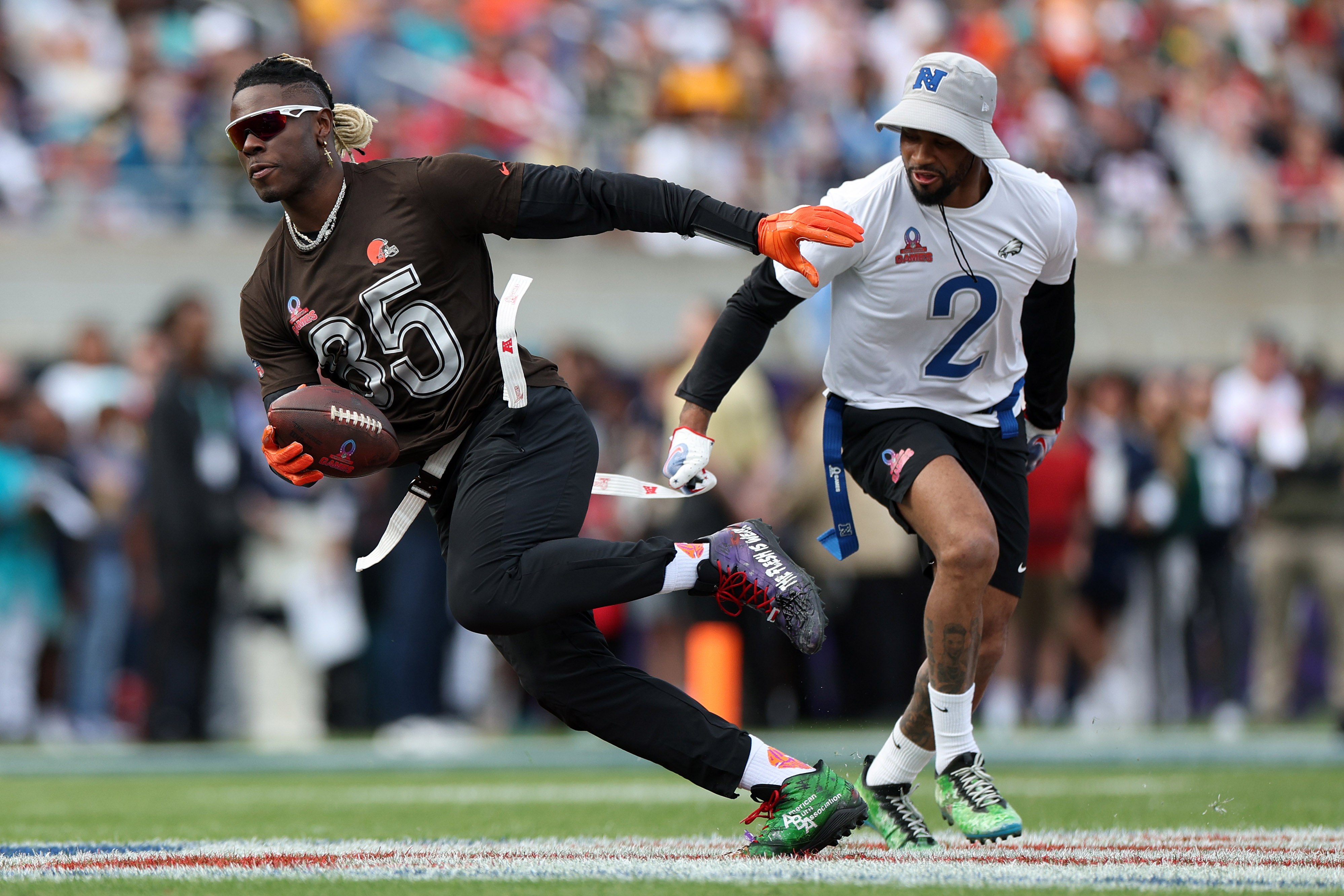 David Njoku runs past cornerback Darius Slay