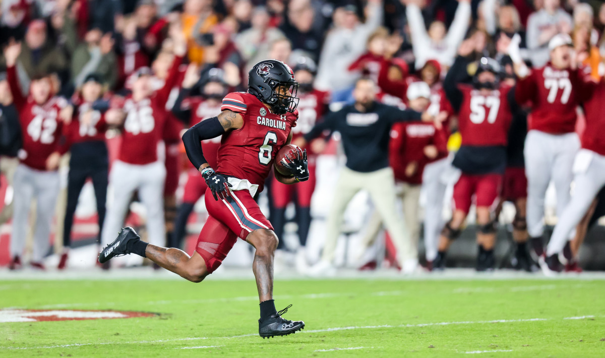 Josh Vann scampers toward the endzone for a long catch-and-run touchdown against the Tennessee Volunteers (19th Nov., 2022)