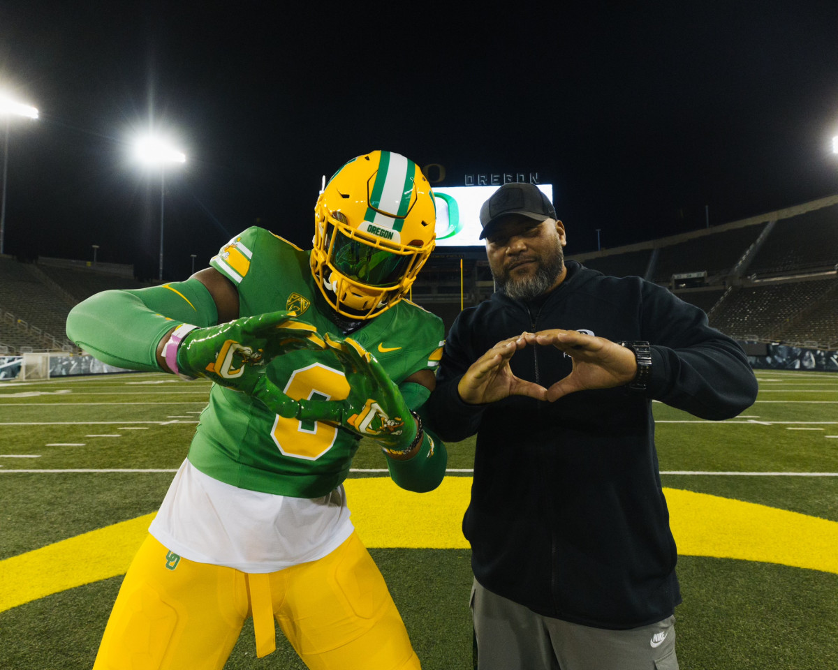 2025 DL Trajen Odom with Oregon assistant coach Tony Tuioti.