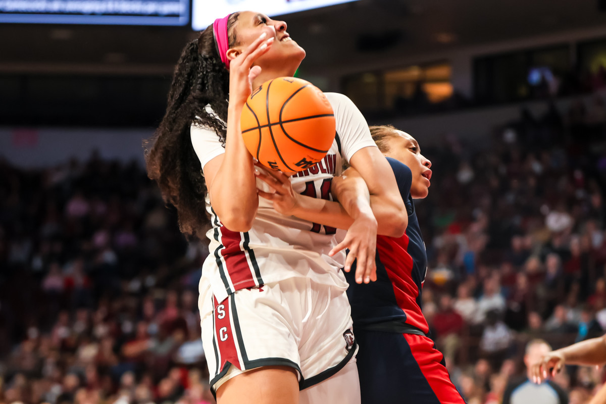 Kamilla Cardoso gets tangled with Ole Miss forward Madison Scott (4th Feb., 2024)