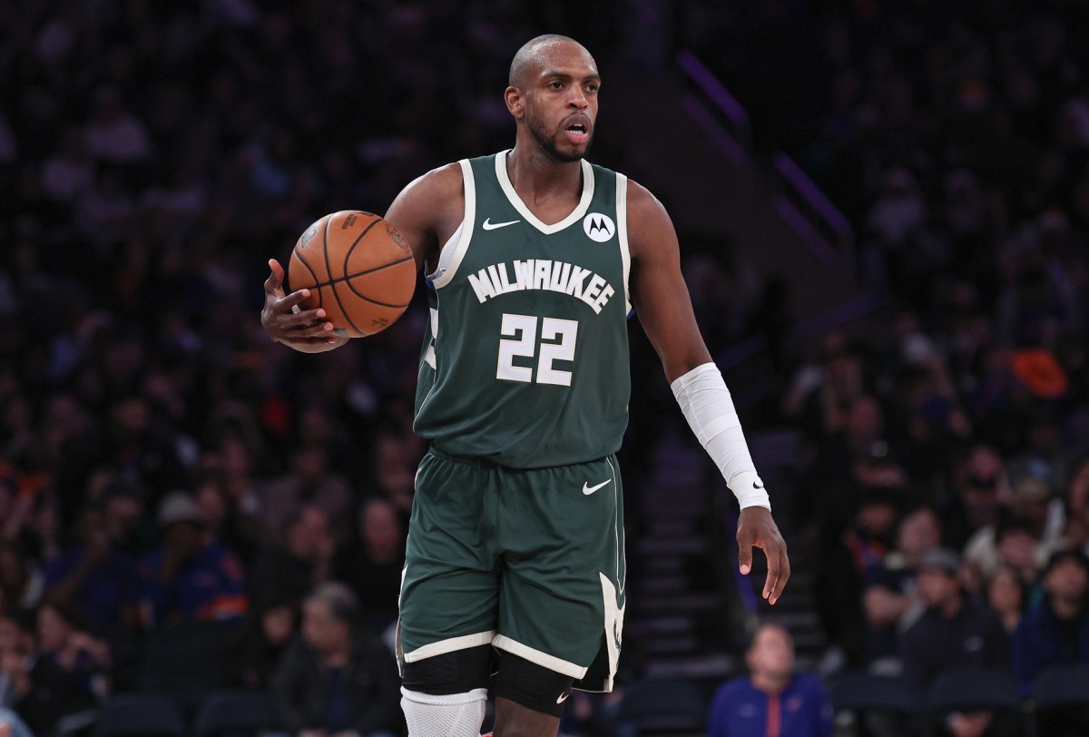 Khris Middleton exits the game against the Phoenix Suns early after ...