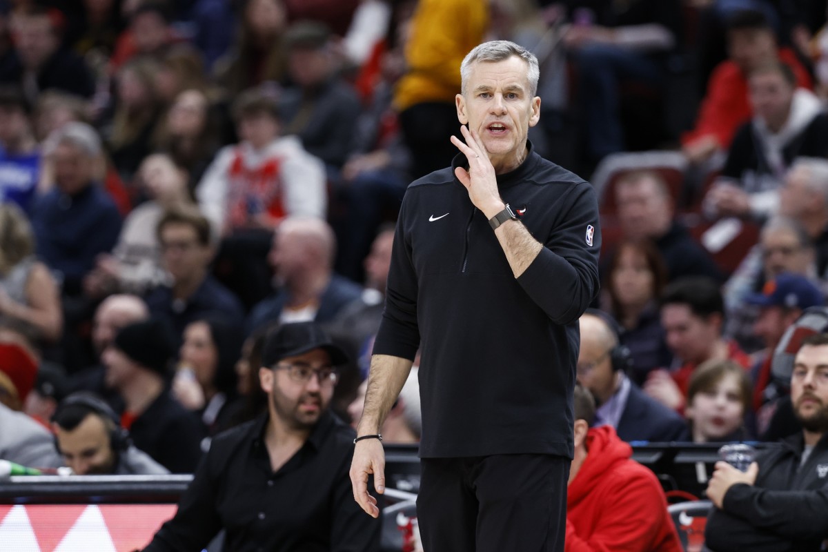 Chicago Bulls head coach Billy Donovan directs his team against the Sacramento Kings during the second half at United Center.