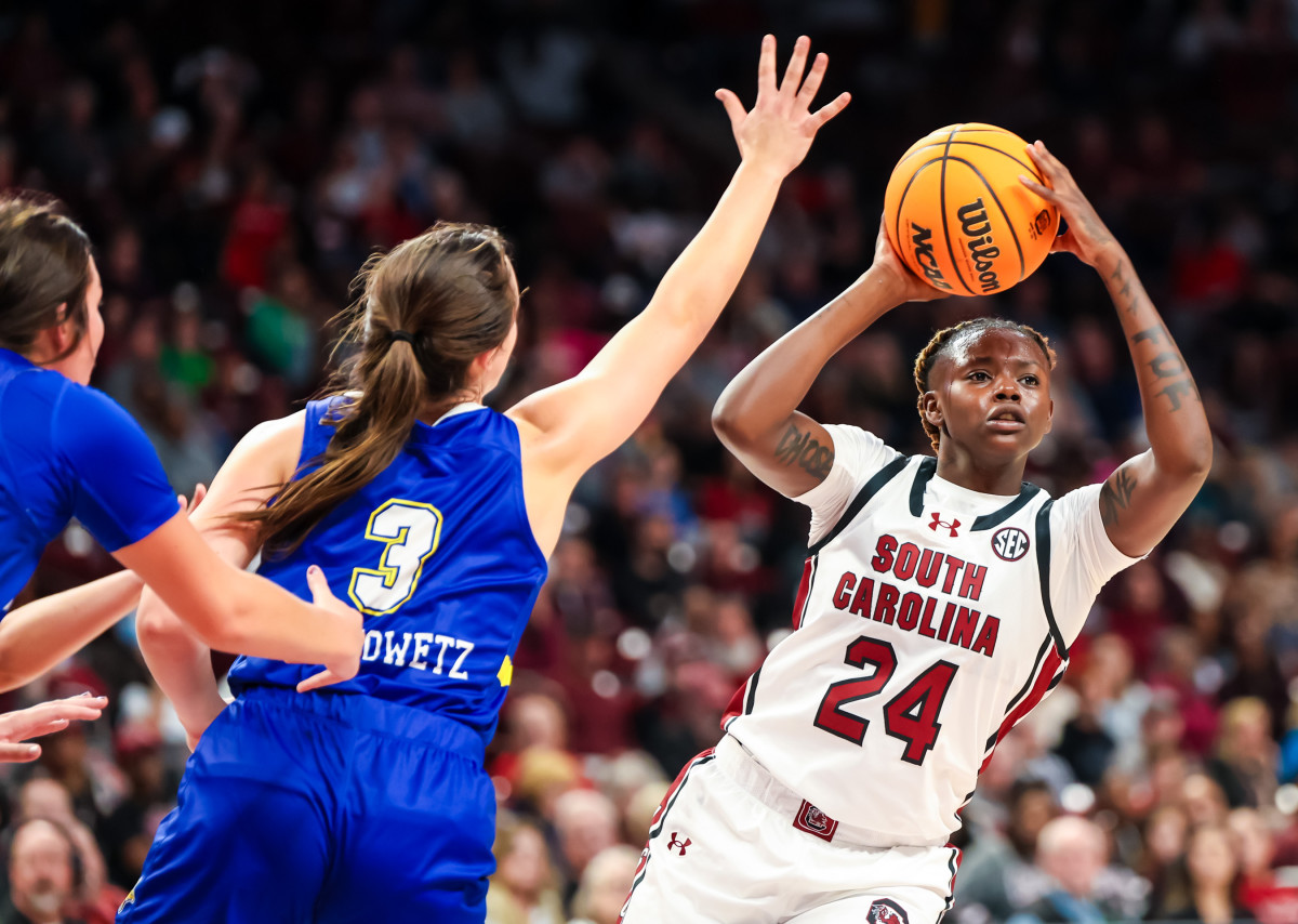 Sahnya Jah looking to pass the ball to a teammate versus South Dakota State (20th Nov., 2023)