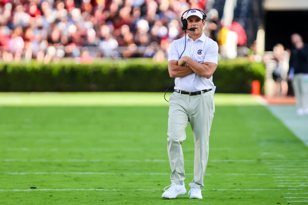 Shane Beamer talking over his headset during the Gamecocks' game versus Florida (14th Oct., 2023)