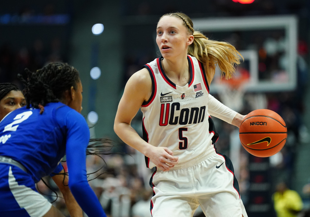 Paige Bueckers looks for an opening against the Seton Hall Pirates (7th Feb., 2024)