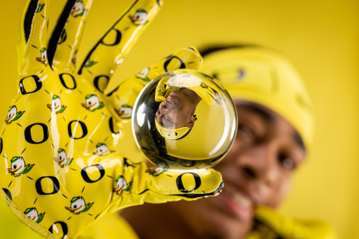 2025 Missouri wide receiver Isaiah Mozee poses during a visit to the University of Oregon.