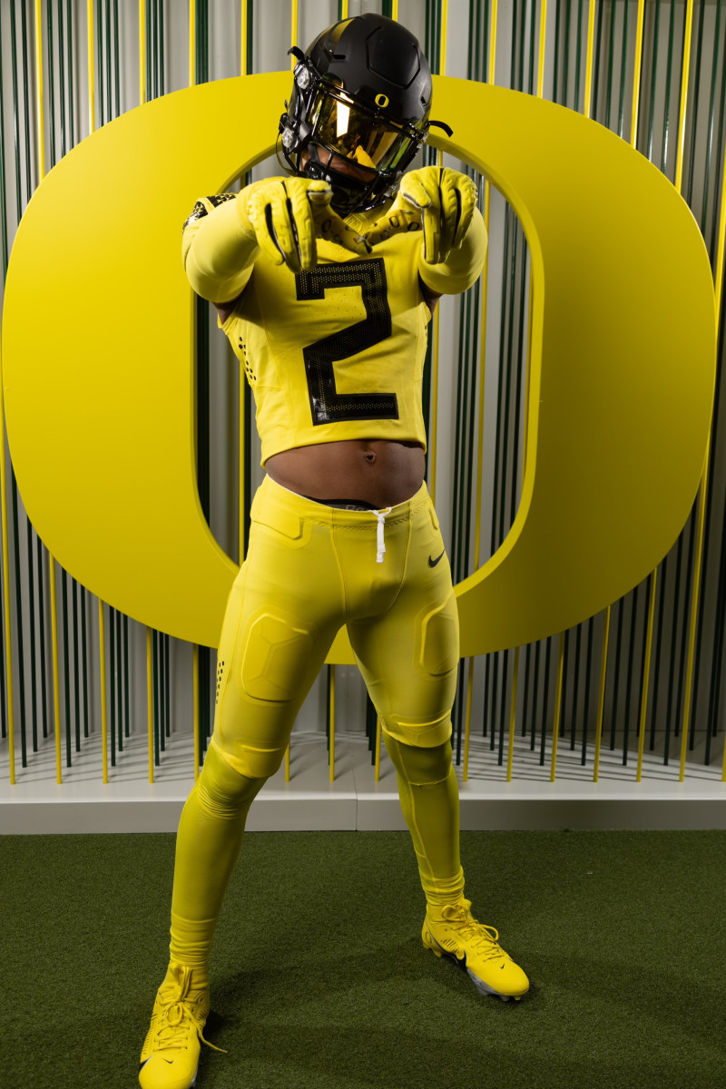 2025 Missouri wide receiver Isaiah Mozee poses during a visit to the University of Oregon.