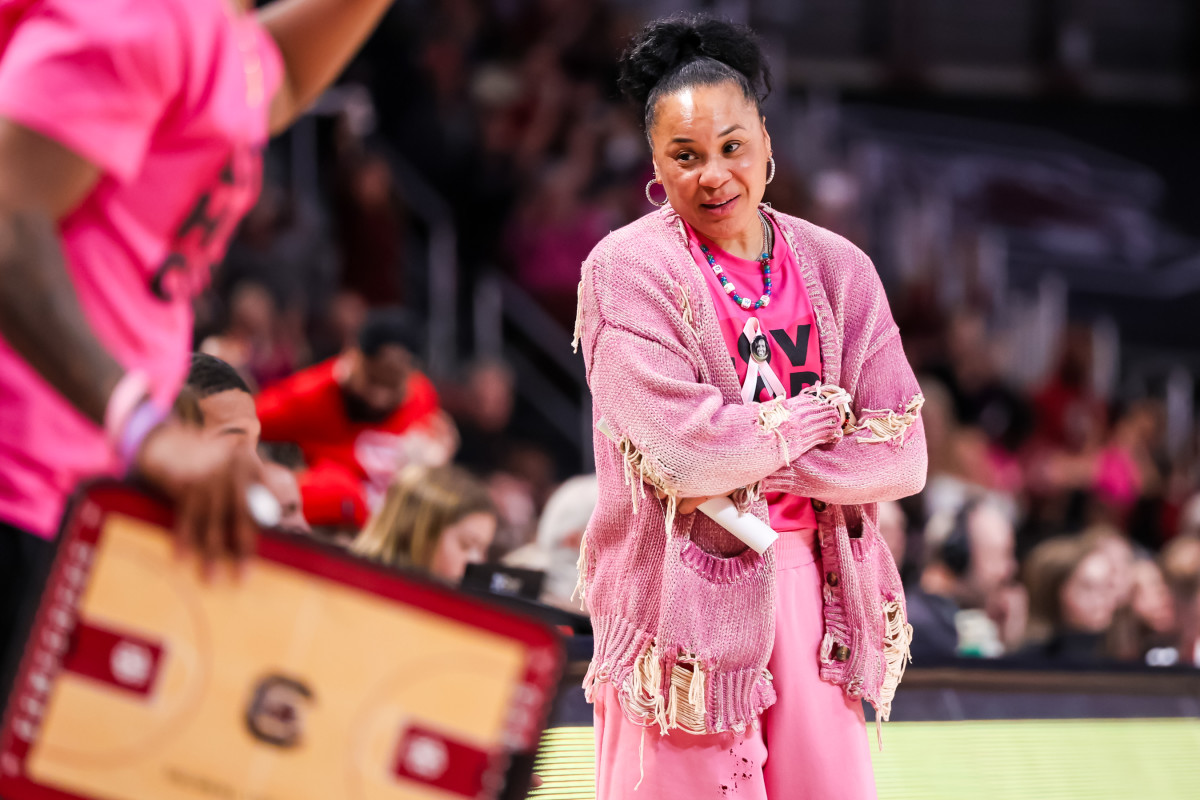 Dawn Staley talking to her bench during the Gamecocks' matchup versus Ole Miss (4th Feb., 2024)