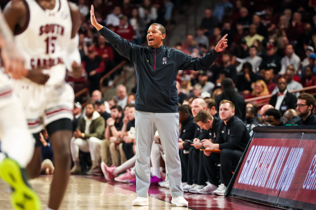 Lamont Paris directing his team in the middle of play versus the Vanderbilt Commodores (10th Feb., 2024)