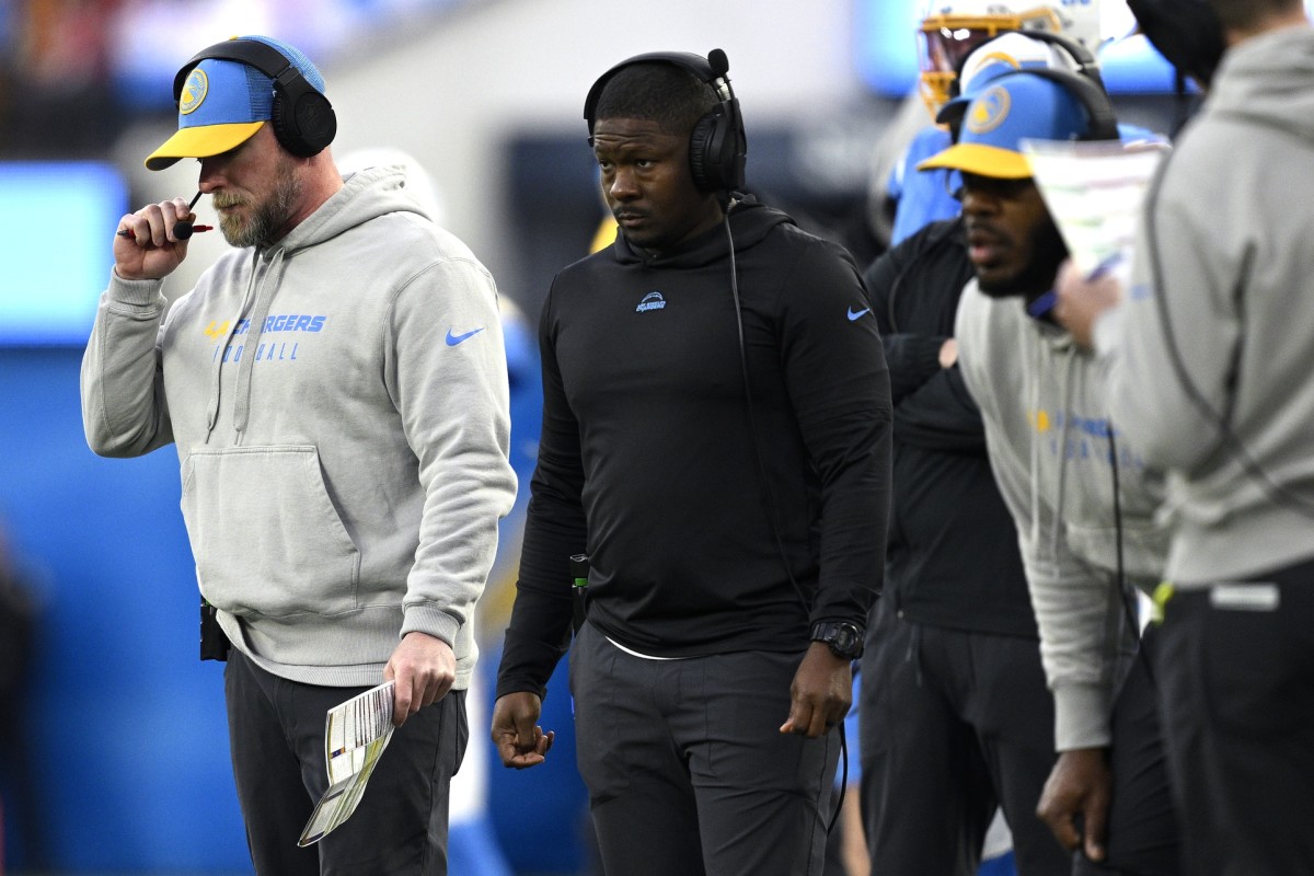 Los Angeles Chargers running backs coach Derrick Foster (center) looks on against the Kansas City Chiefs. Mandatory Credit: Orlando Ramirez-USA TODAY