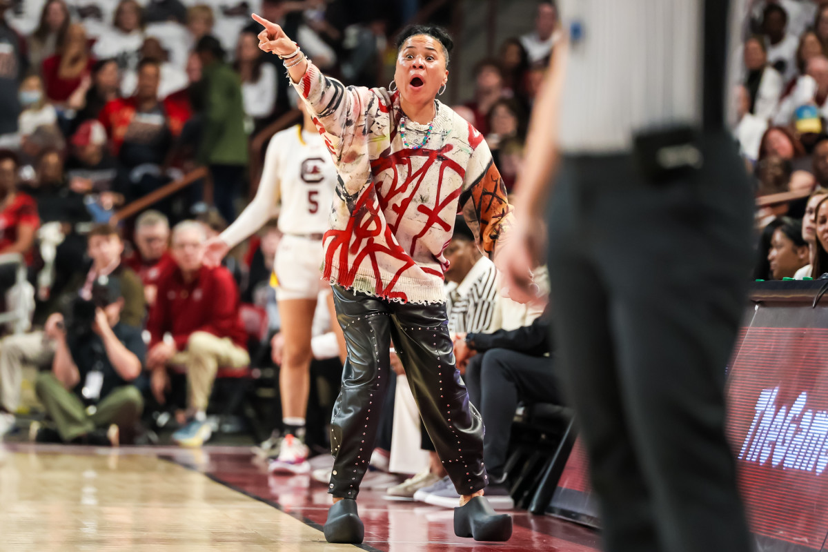 Dawn Staley disputes a call against the UConn Huskies (02-11-24)