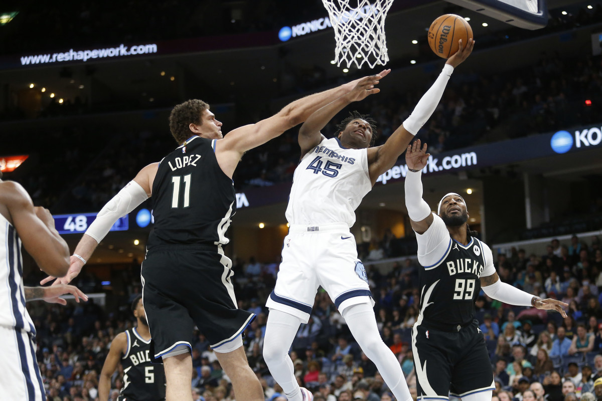 GG Jackson tries put kiss the ball off the glass against Milwaukee center Brook Lopez (15th Feb., 2024)