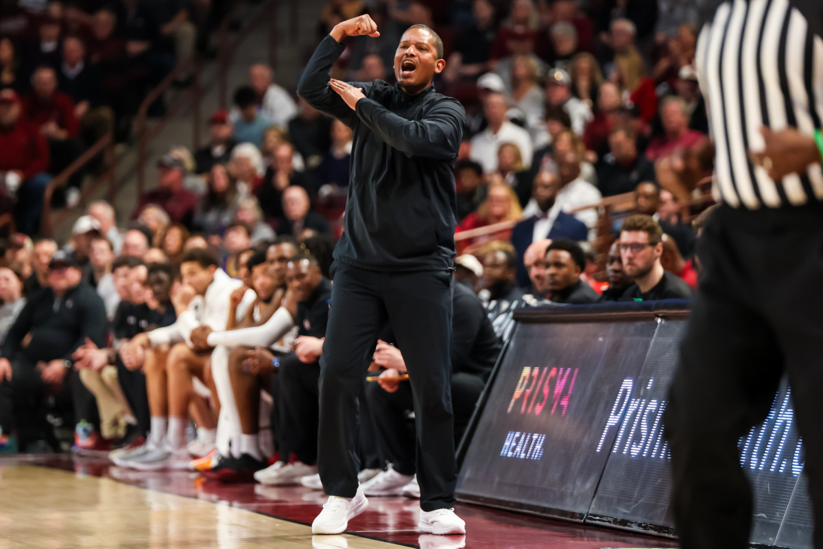 Lamont Paris directs his team during their matchup against the LSU Tigers (02-17-24)