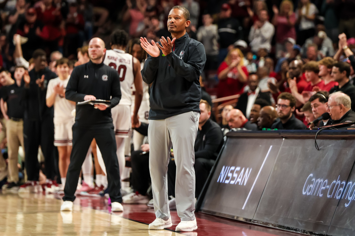 Lamont Paris applauds his team's play during their game against the Vanderbilt Commodores (10th Feb., 2024)