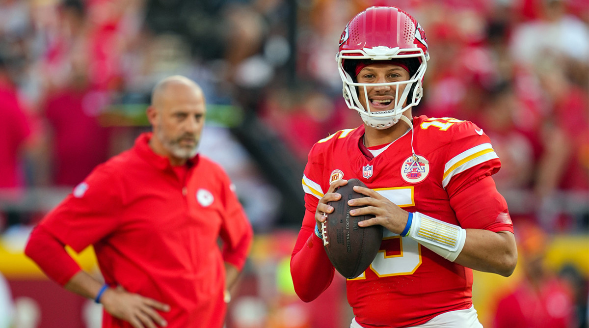 Chiefs QB Patrick Mahomes warms up as offensive coordinator Matt Nagy looks on.