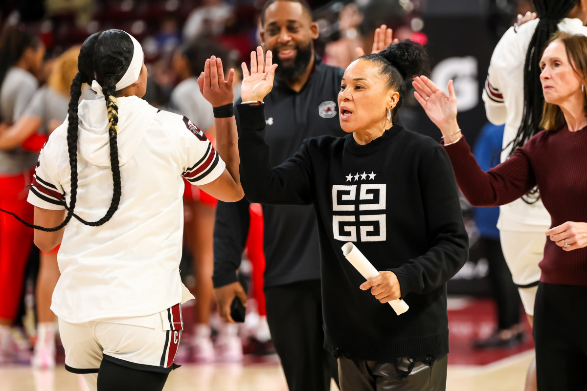 Dawn Staley high-fiving Te-Hina Paopao during pregame warmups (18th Feb., 2024)