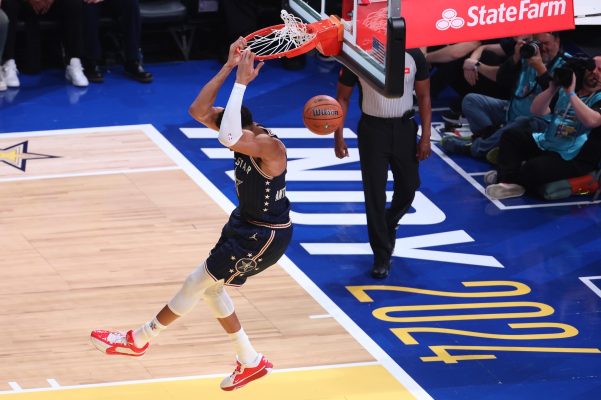 Eastern Conference forward Giannis Antetokounmpo (34) of the Milwaukee Bucks 