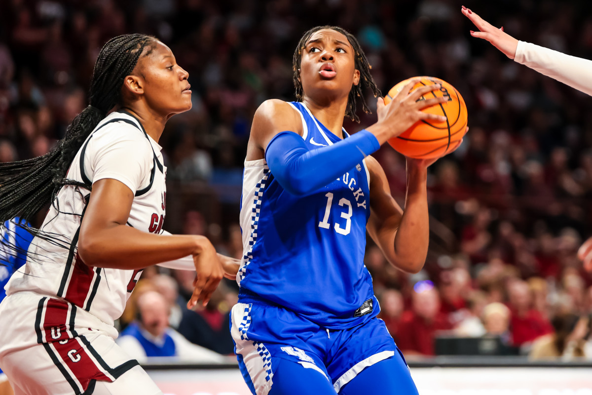 Sania Feagin tries to stay in front of Kentucky forward Ajae Petty (15th Jan., 2024)