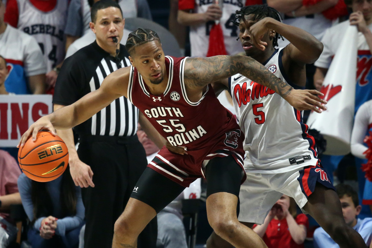 Ta'Lon Cooper looks for an opening past Ole Miss guard Jaylen Murray (24th Feb., 2024)