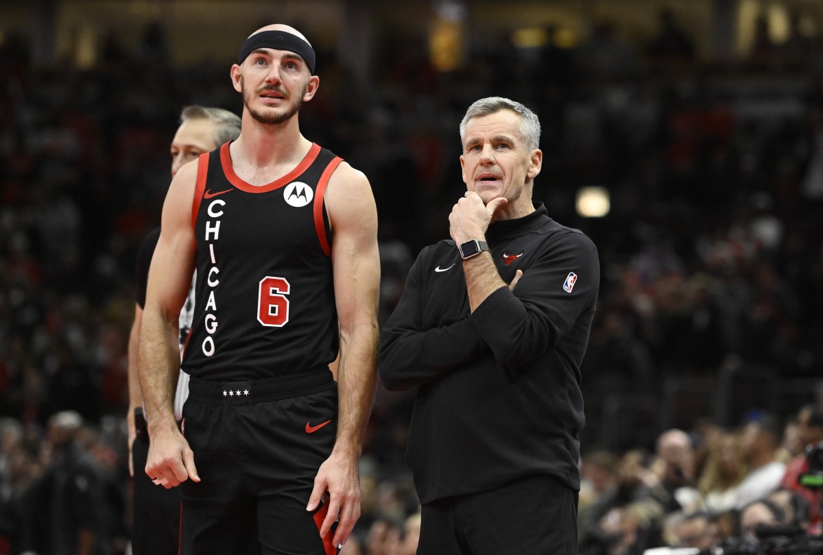 Chicago Bulls guard Alex Caruso (6) and head coach Billy Donovan during the second half against the Brooklyn Nets at the United Center. 