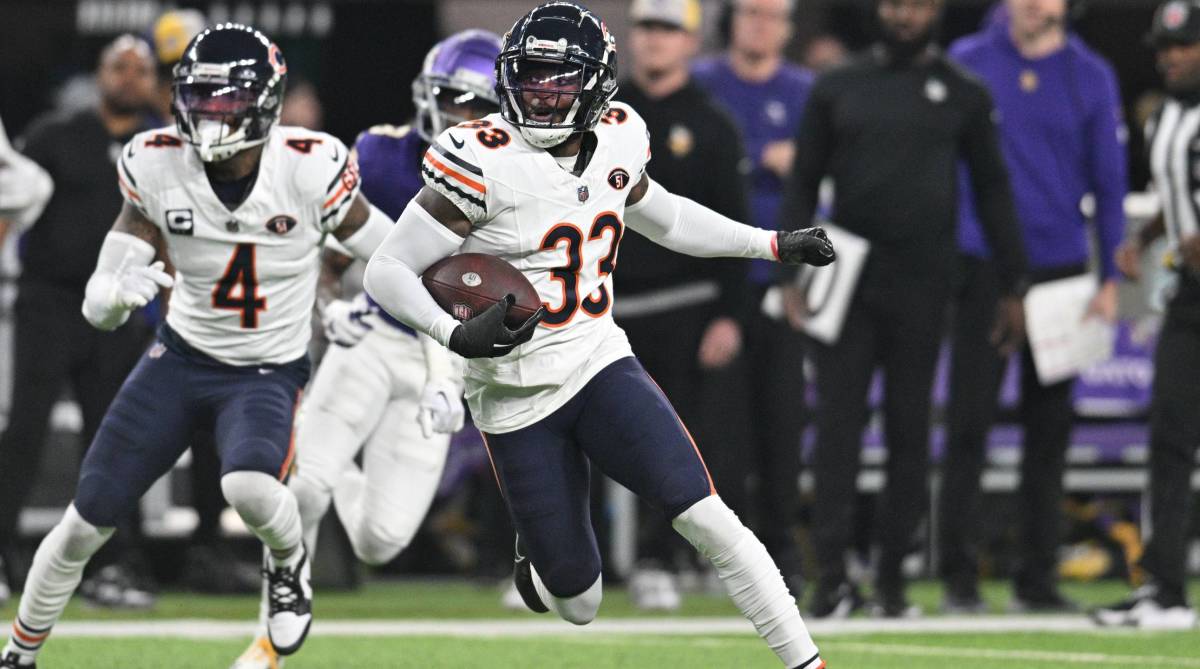 Bears cornerback Jaylon Johnson returns an interception in a game against the Vikings.