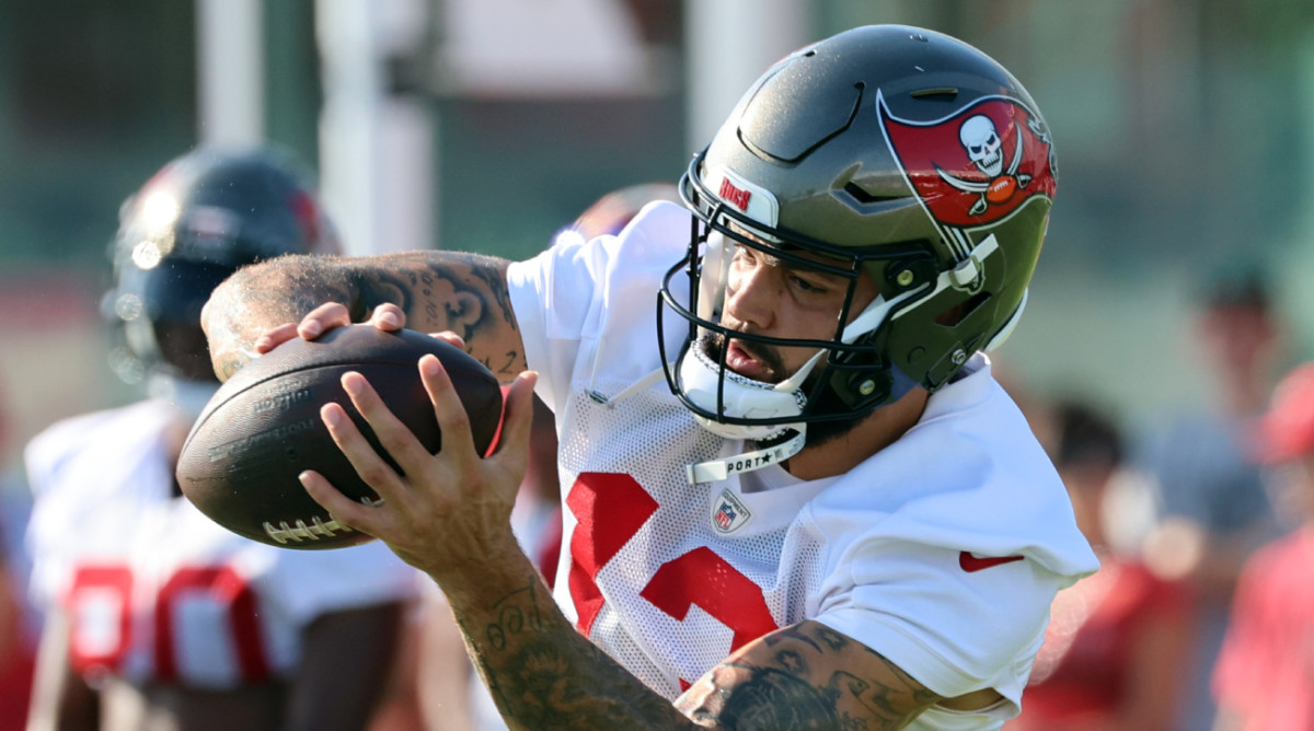 Buccaneers wide receiver Mike Evans catches a ball during training camp.