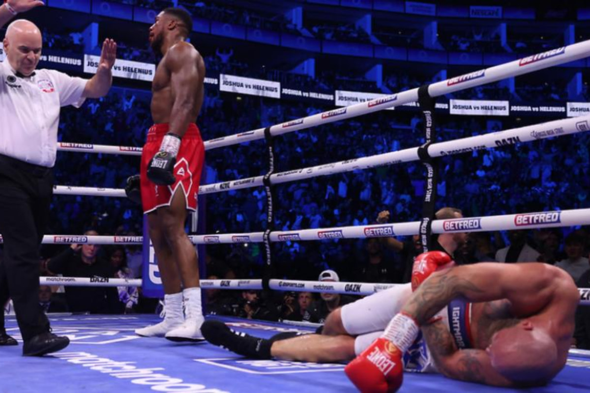 Anthony Joshua defeats Robert Helenius inside the O2 Arena in London, England with a seventh-round KO.