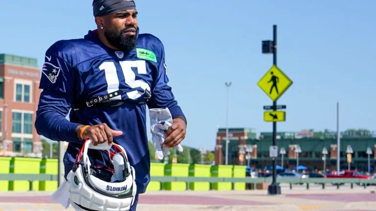 Why is Ezekiel Elliott wearing a hooded sweatshirt during practice?