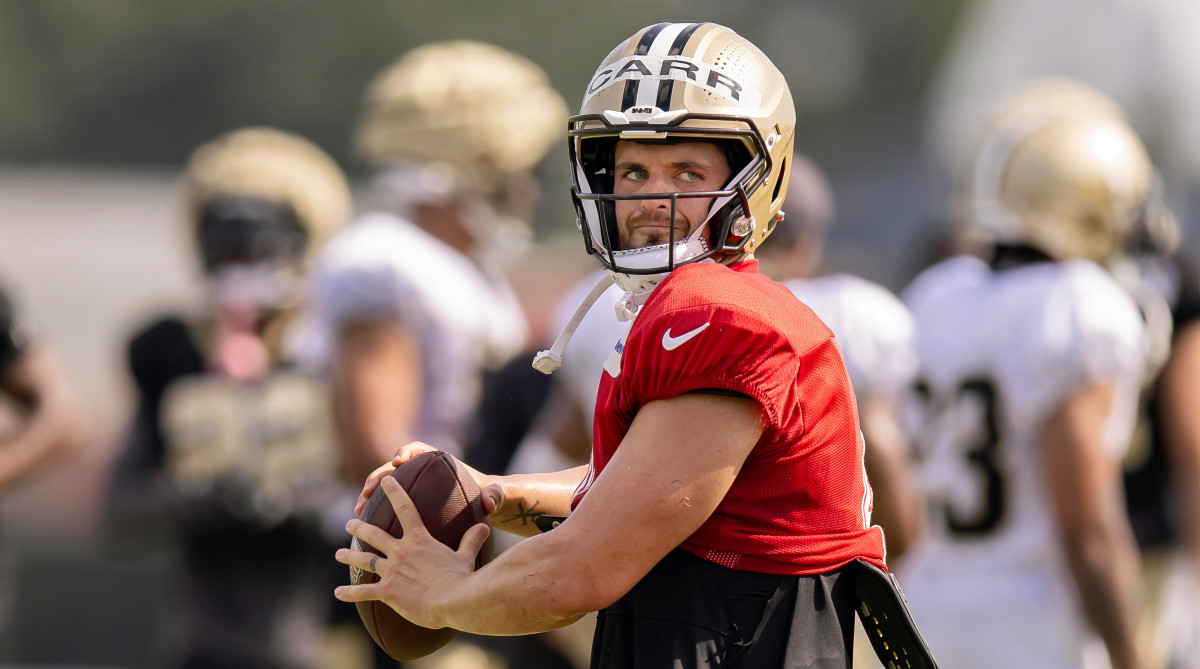 Saints quarterback Derek Carr drops back to pass in training camp.