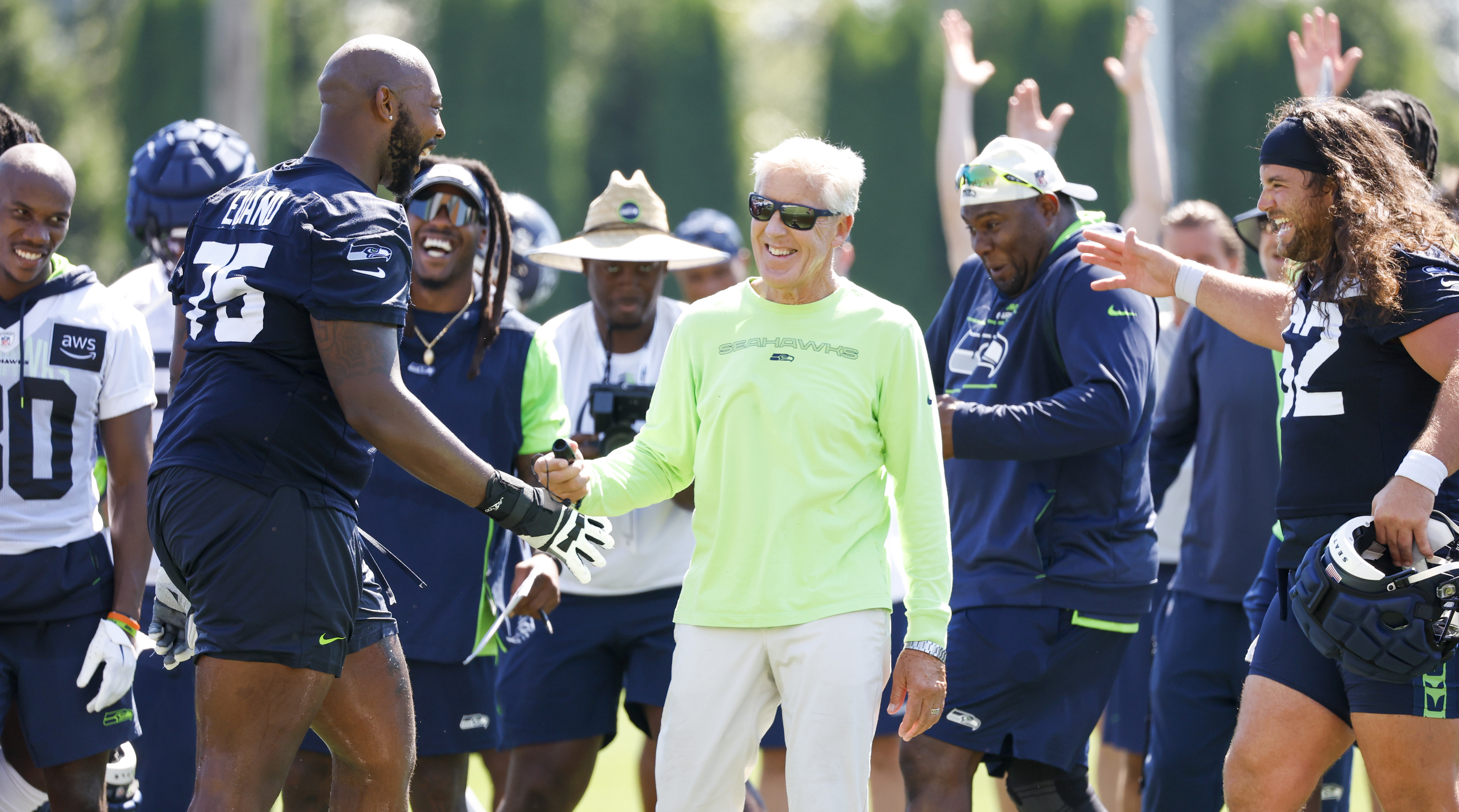 71-Year-Old Pete Carroll Showed Off His Arm While Subbing in at QB at  Seahawks Practice