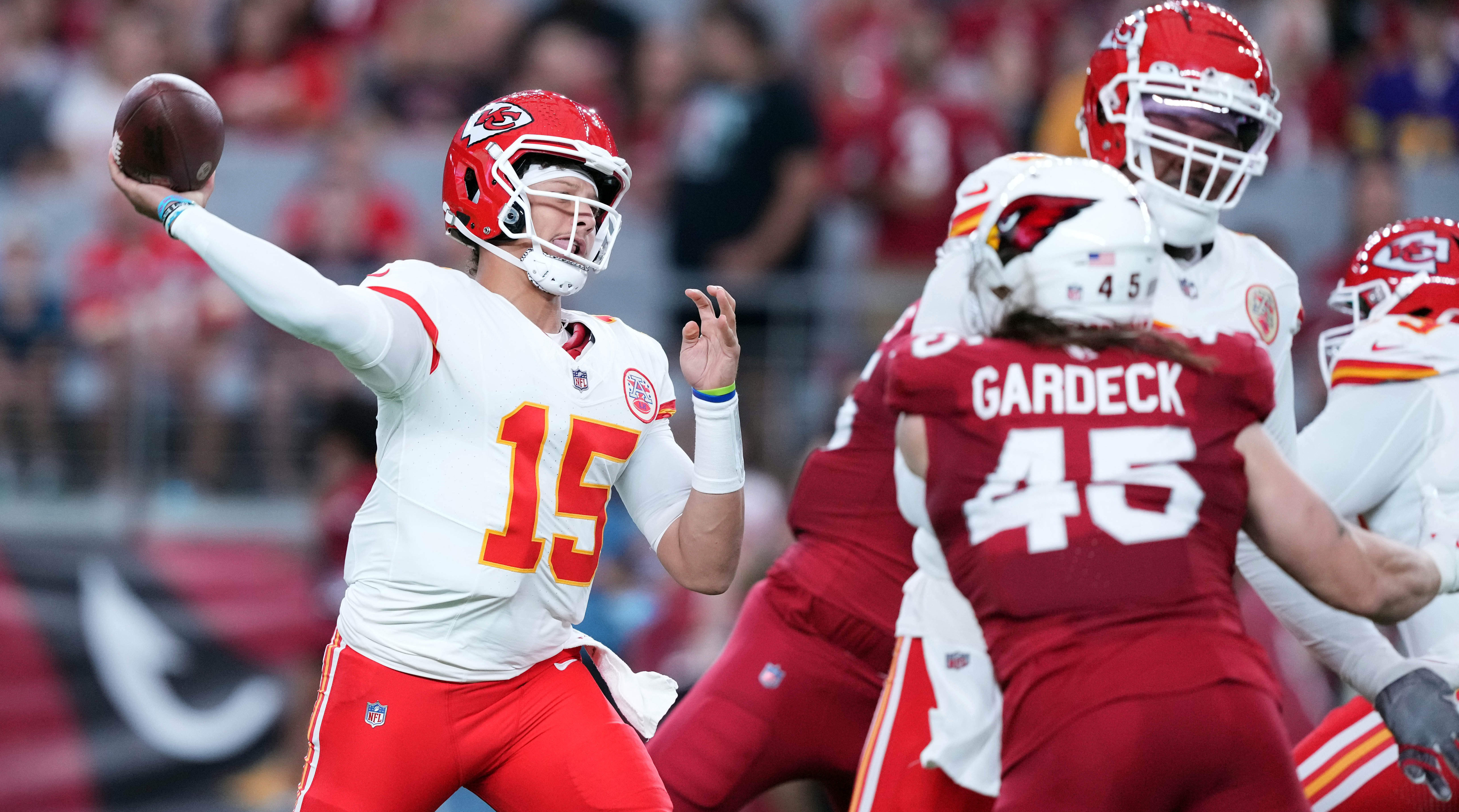 Mahomes can't believe he missed wide open Kelce with flying sideline pass