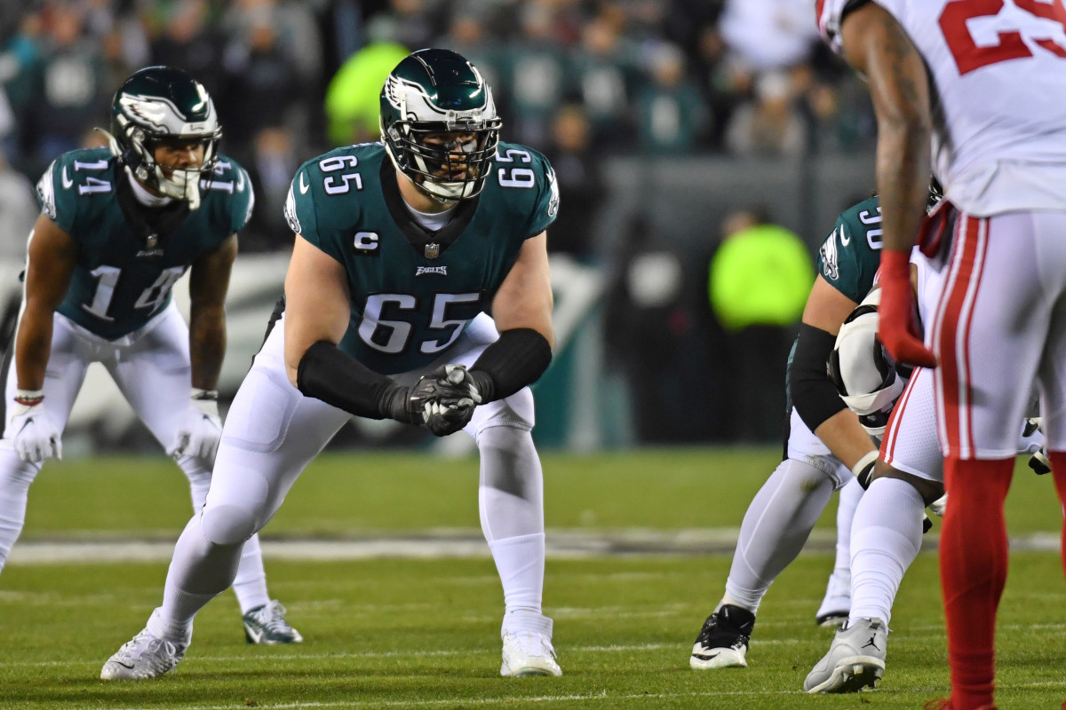 Lane Johnson bends down lining up against a Giants player