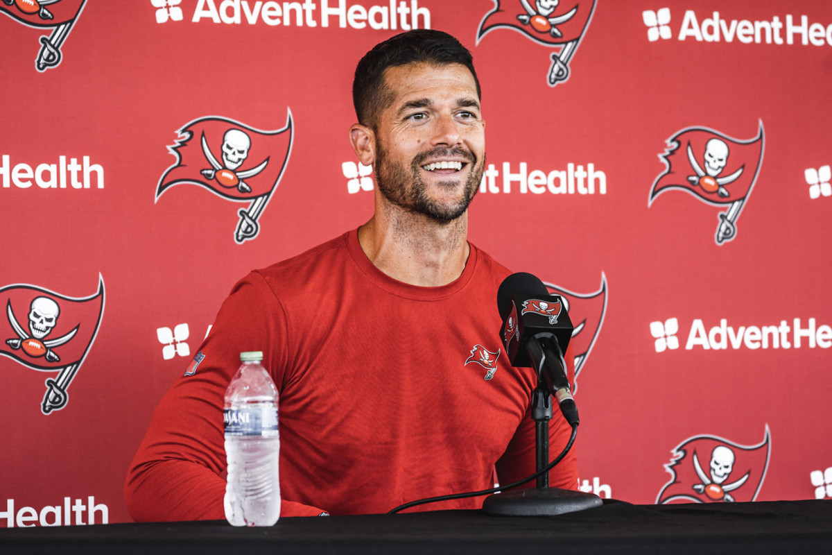 Tampa Bay Buccaneers Running Back Sean Tucker goes thru a drill