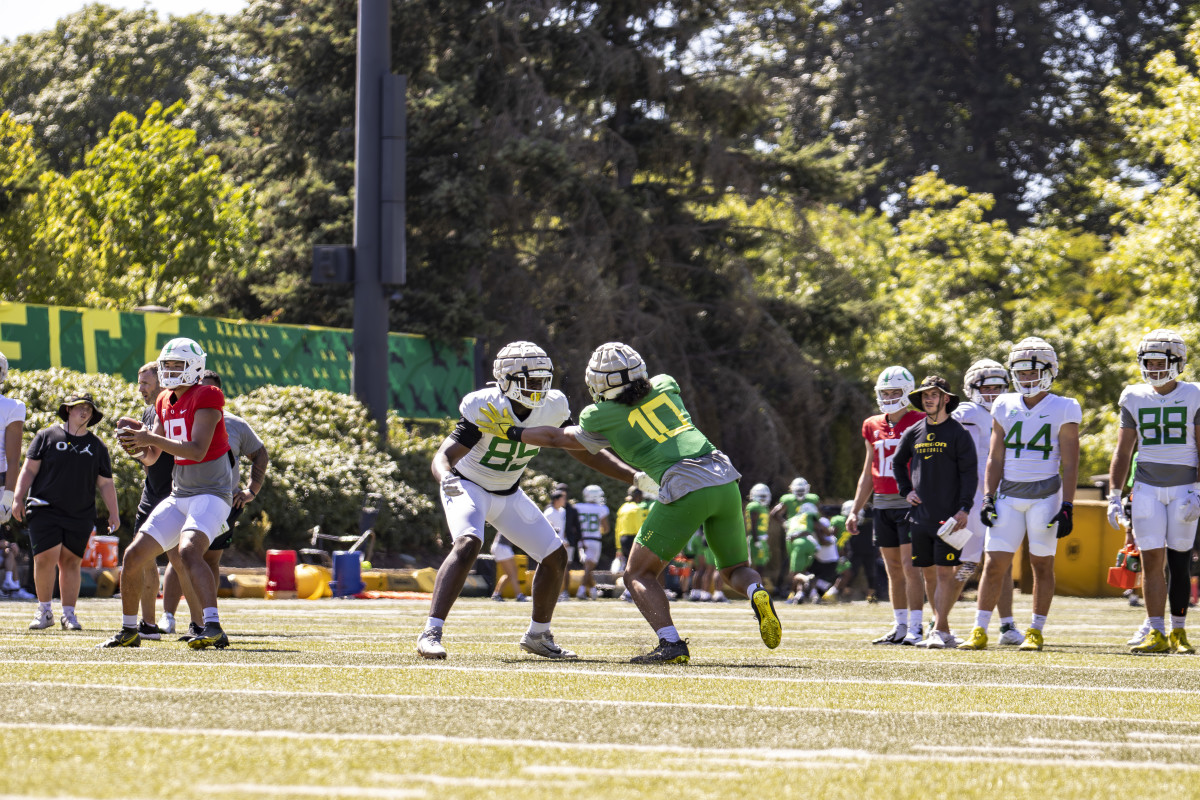 Matayo Uiagalelei performs a one-on-one pass rush drill against tight end Travis Brashear.